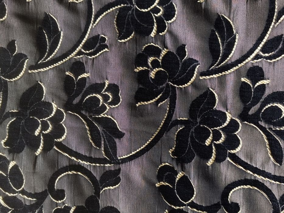 Dwustronna tkanina – aksamit + satyna z haftem – 140×130 cm
