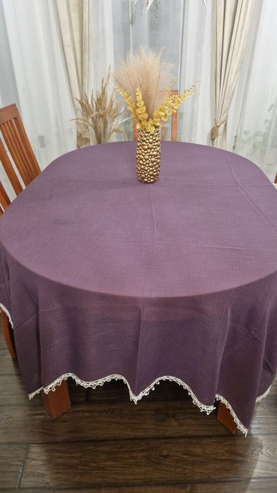 Sprzedam piekny obrus wykonczony koronką