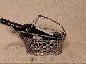 Suporte para garrafa em arame prateado