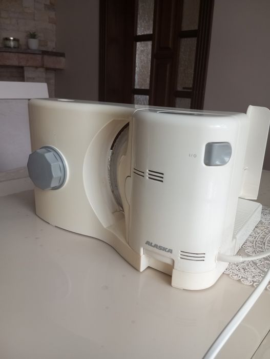 Електрична овочерізка (овочі, фрукти, сир, хліб)