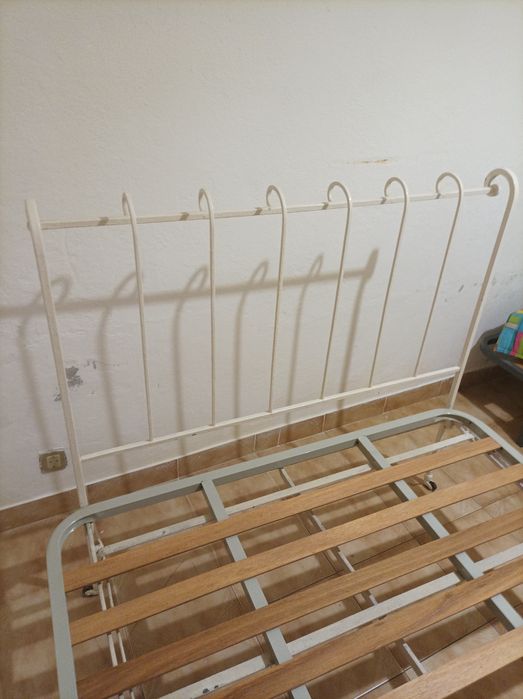 Cama de ferro antiga