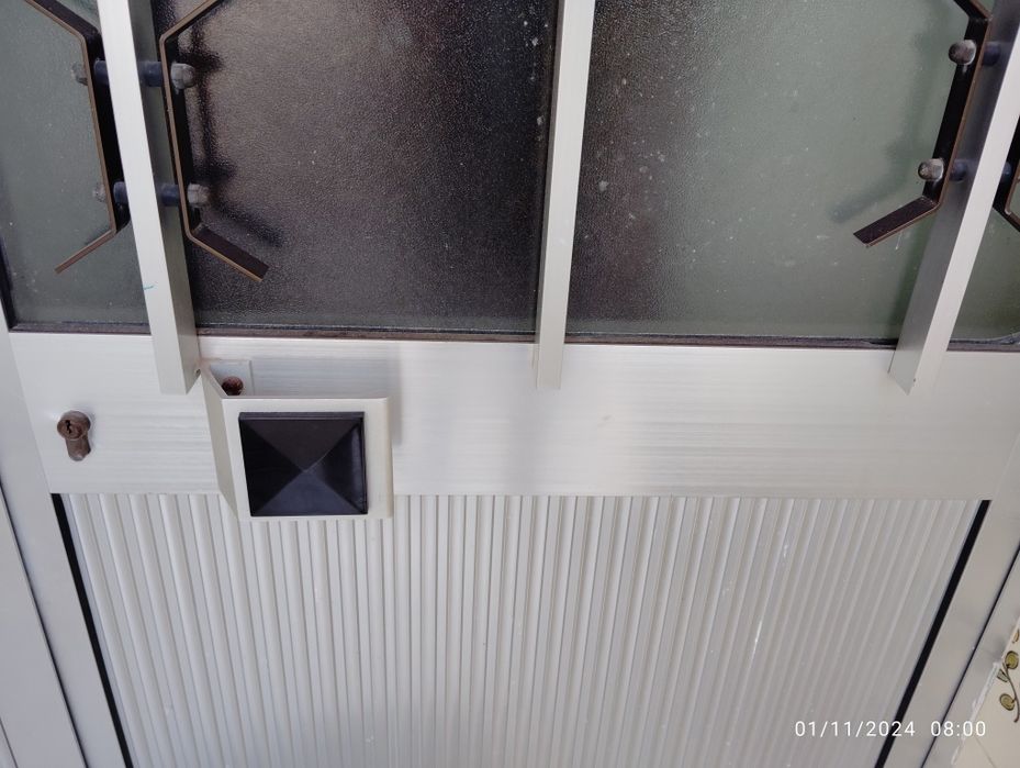 Porta de alumínio usada