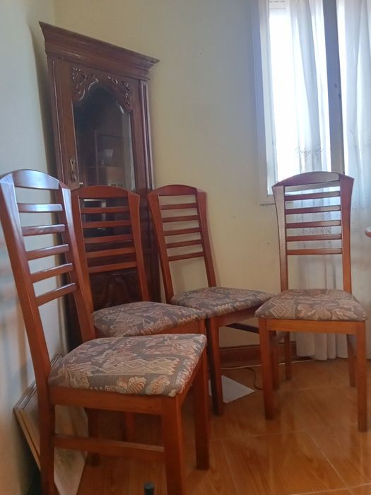 Mesa de Jantar Redonda Extensível em Madeira + 4 Cadeiras Estofadas