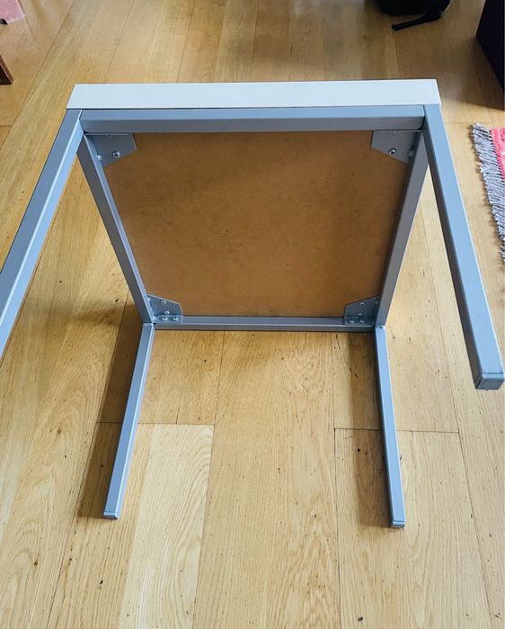 Mesa quadrada de apoio