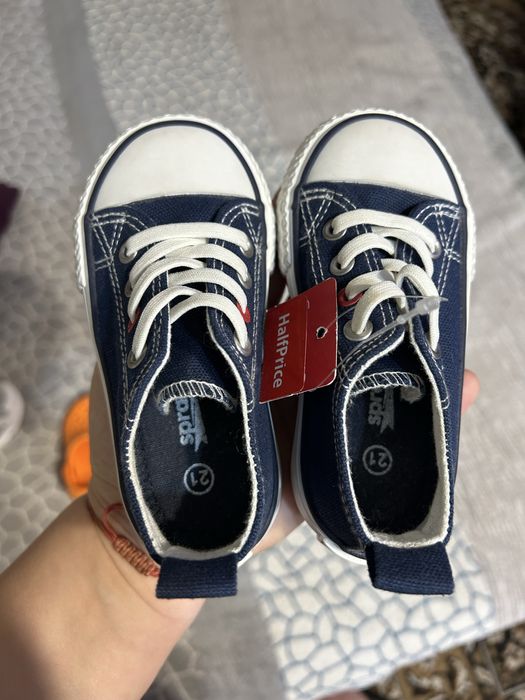 Дитячі кросівки і кеди