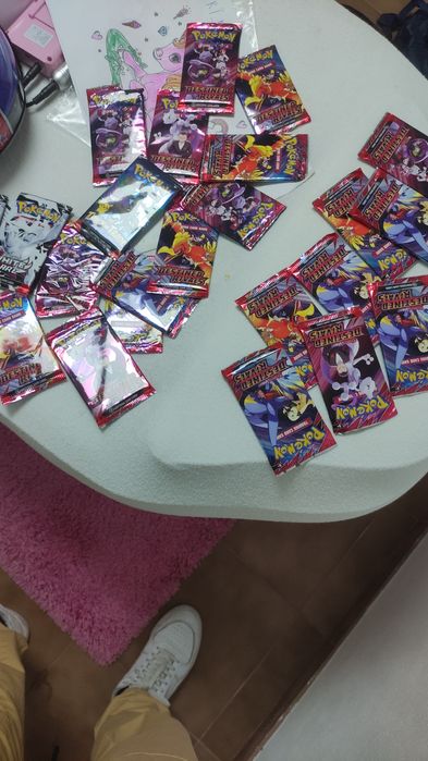 Cartas Pokémon novas, algumas encontram se seladas completamente...