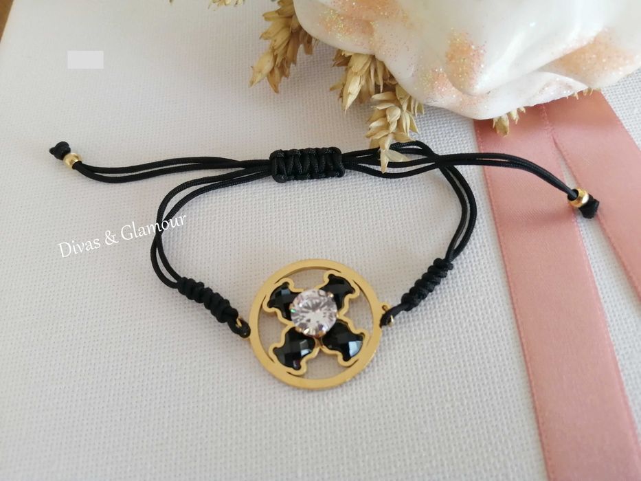 Vários modelos de pulseiras no anúncio