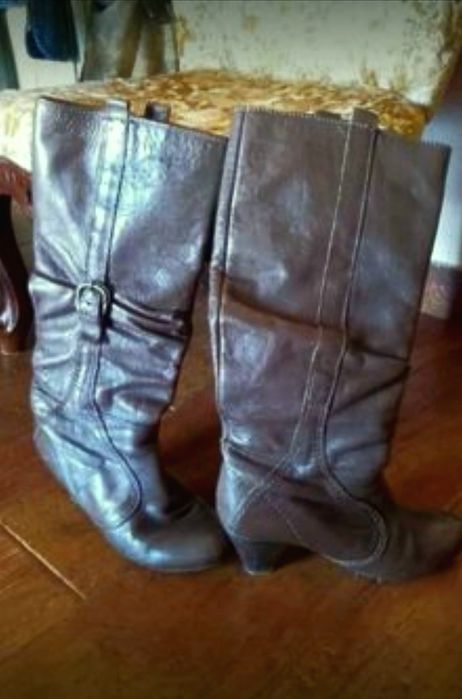 Botas castanhas em pele genuína