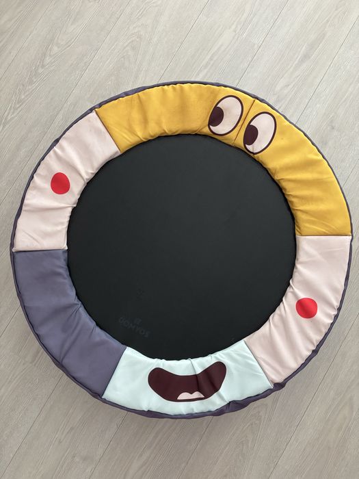 Trampolim de criança