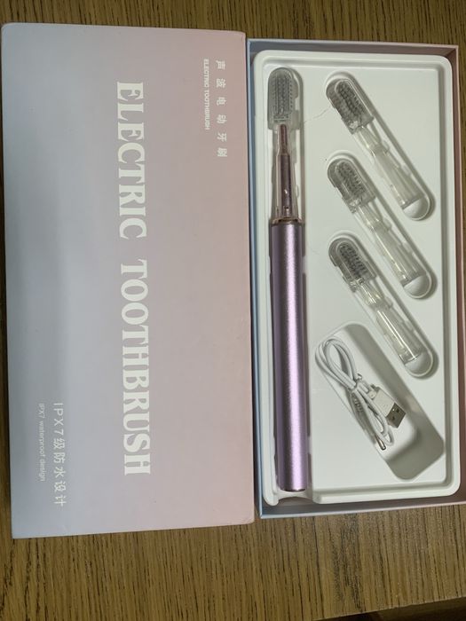 Зубна щітка електрична. Має ще три запаски. Заряджається від павербанк