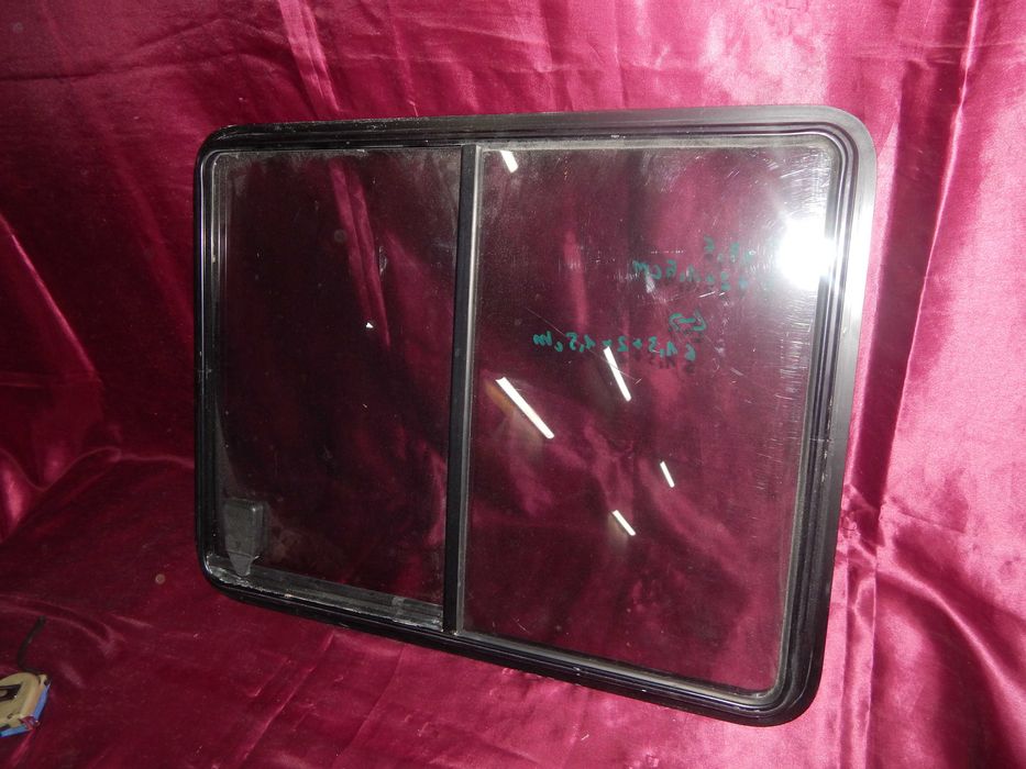 szyba karoseryjna boczna otwierana przesuwna mercedes vario kamper