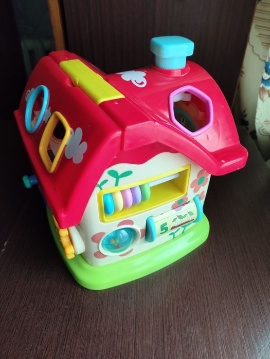 Бізіборд, розвиваюча інтерактивна іграшка-будиночок.