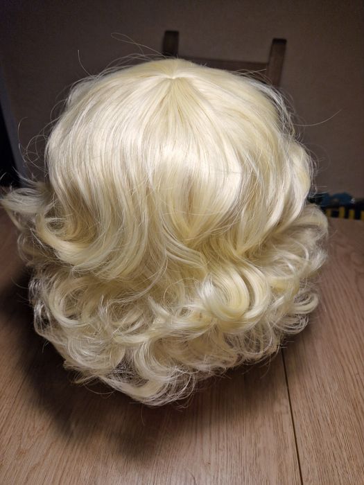Peruka krótkie kręcone blond włosy