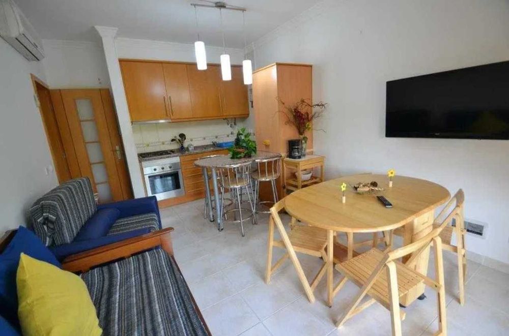 Apartamento T1 com piscinas, MEO, wifi, churrasqueira e garagem