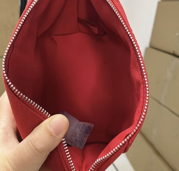 Нова червона косметичка Givenchy