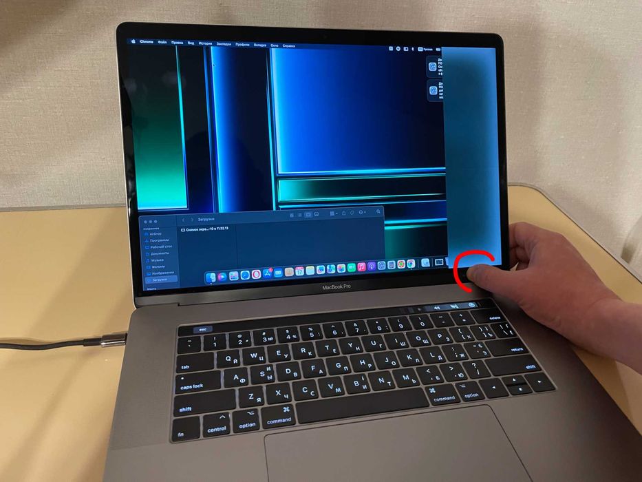 MacBook Pro 15 - A1707 / 2017 / Touch Bar / i7 / 16GB / 256GB