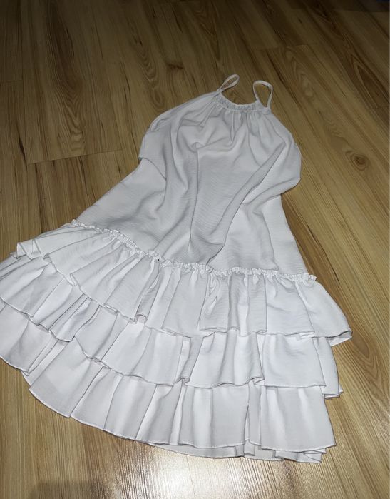 Biała sukienka falbany M/38