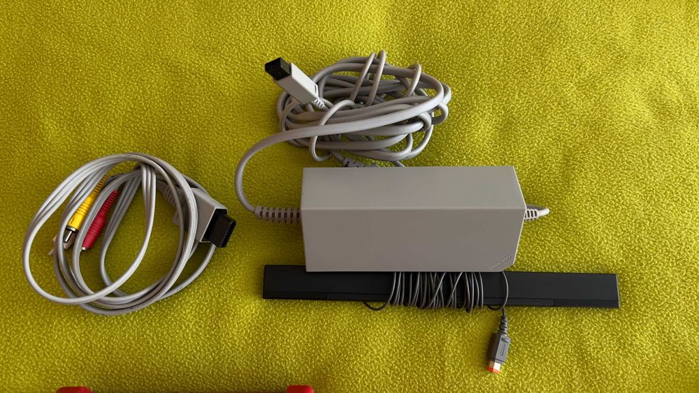 Consola Nintendo Wii Versão + comandos + cabos versão vermelha + Jogo