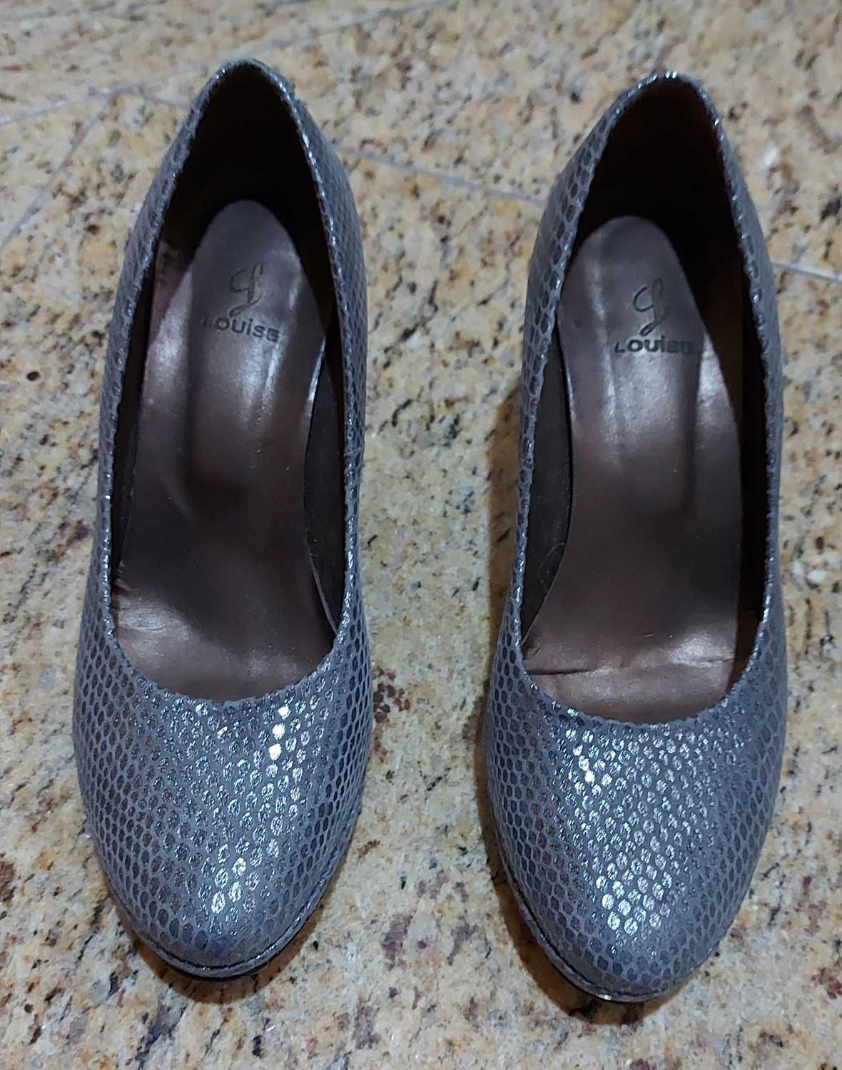 Sapatos de salto alto de senhora cinzentos em ptimo estado