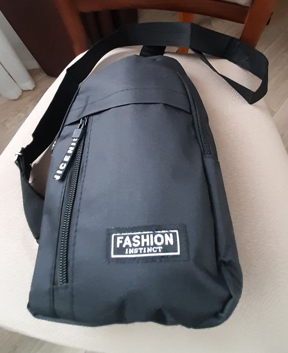 Сумка через плече чорного кольору