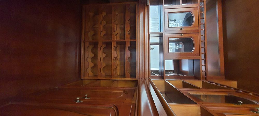 Bar de cerejeira - garrafeira, 3 bancos forrados com pele de búfalo
