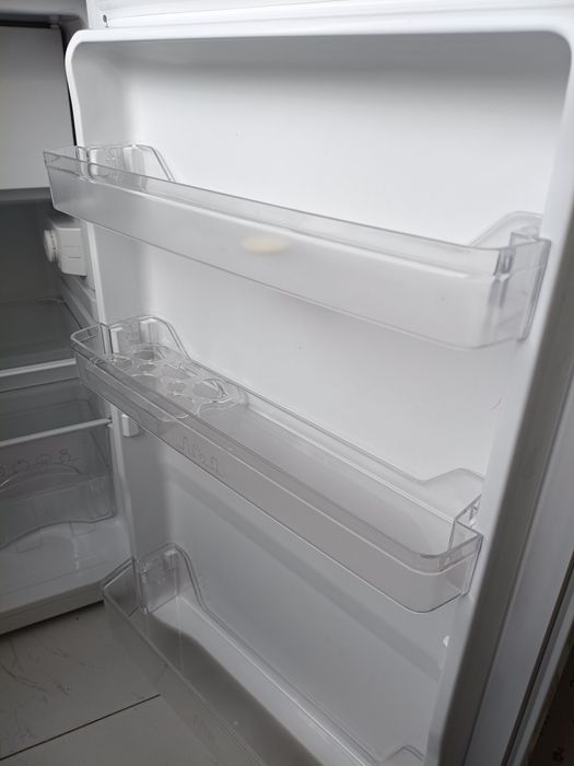 Mini frigorífico KUFT com congelador