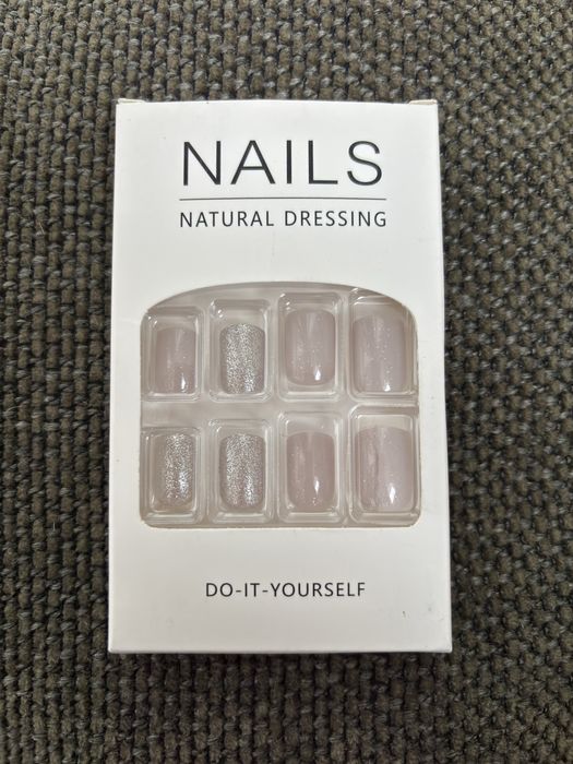 накладні нігті у корейському стилі y2k