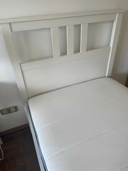 Cama, estrado, colchão e mesa de cabeceira HEMNES IKEA