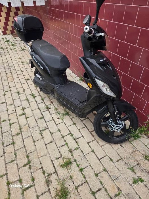 Uma mota electrica semi-nova em um bom estado com pouco tempo de uso