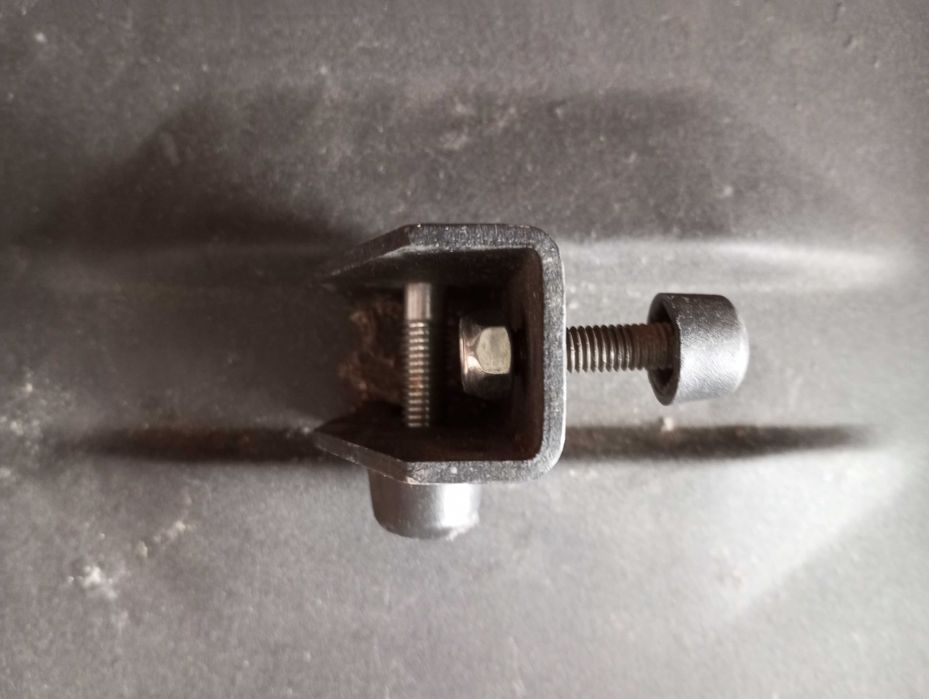 Навісна полиця дуже масивна, товстий металл