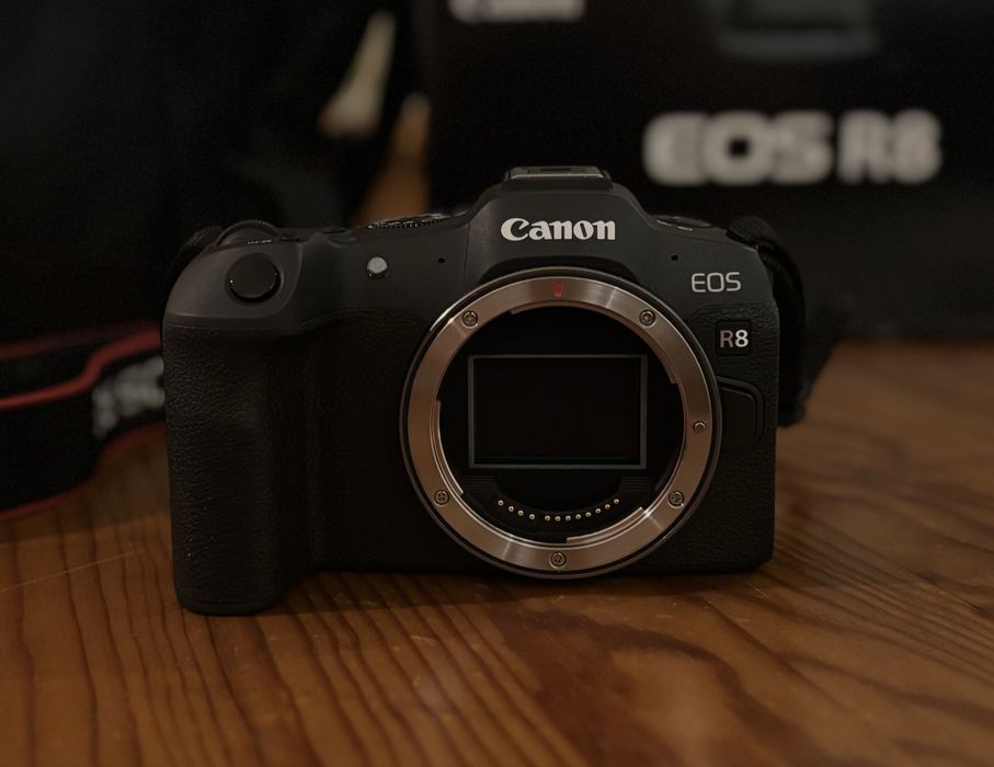 Canon EOS R8 (como nova) + Mochila modular