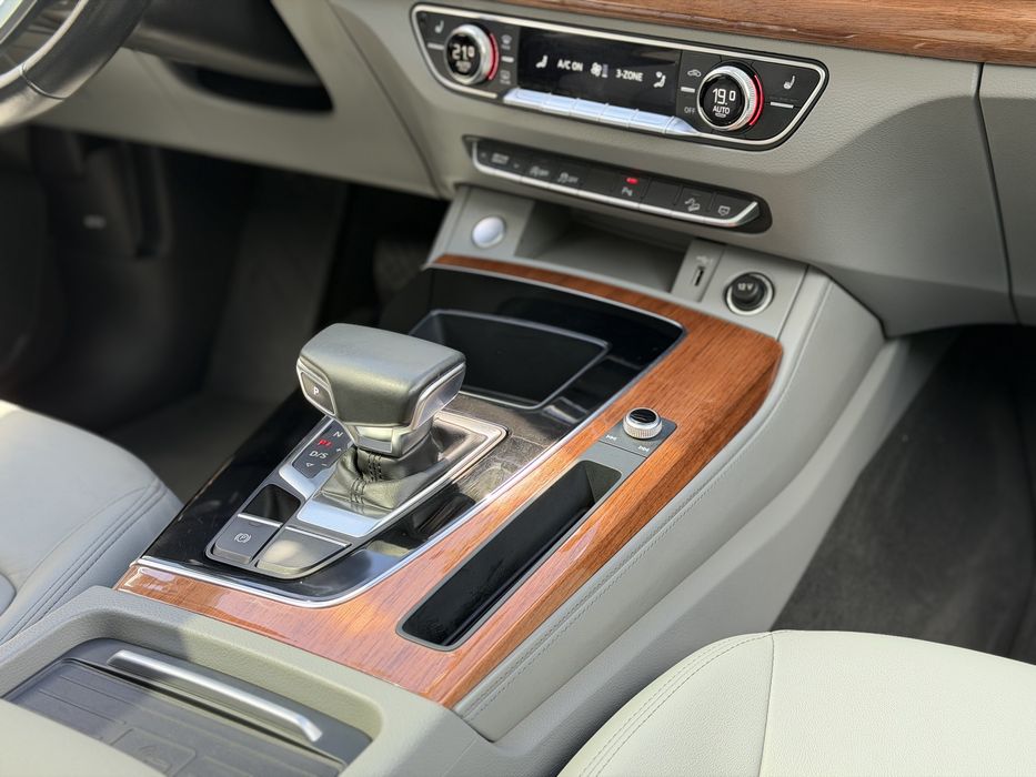 Продам AUDI Q5 Premium Plus