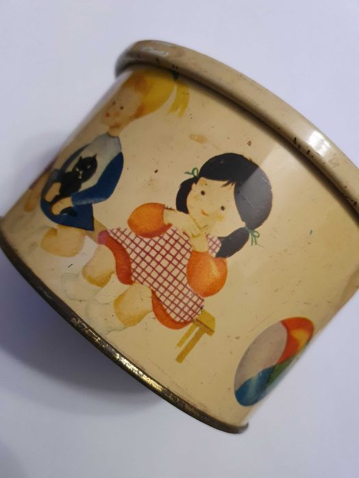 Belíssima caixa / lata muito antiga e rara, com motivos infantis