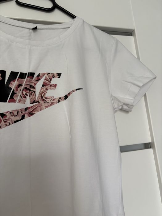Biała koszulka z kwiatowym logo Nike L