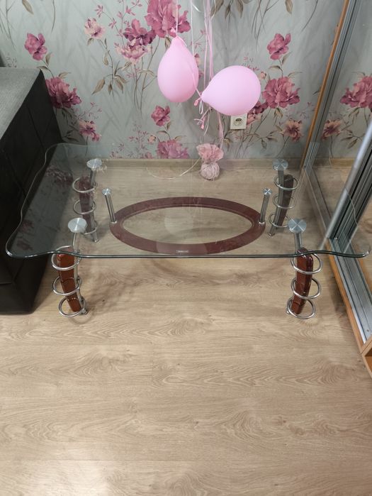 Стеклянный журнальный столик