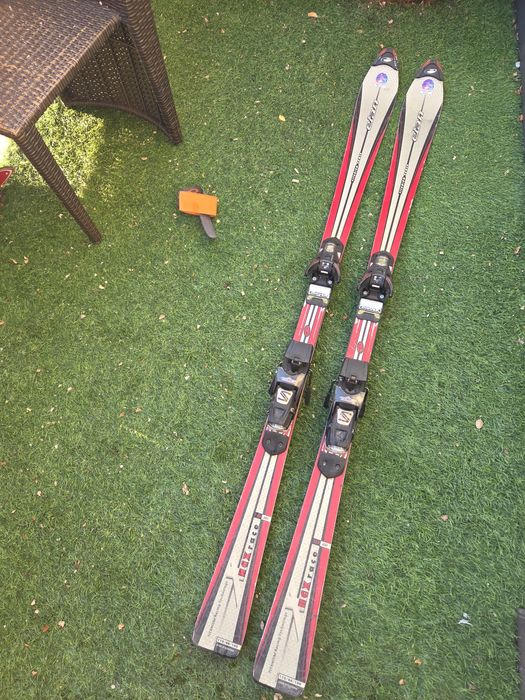 Narty Elan Race – czerwono-srebrne (Salomon Driver)