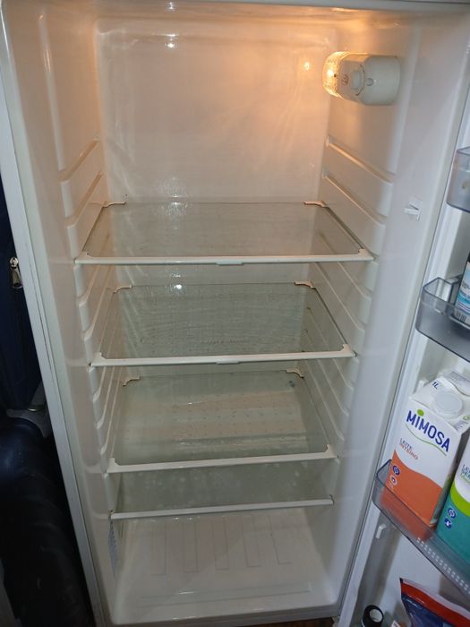 Frigorífico usado perfeito estado ou  mesa extesiva + cama