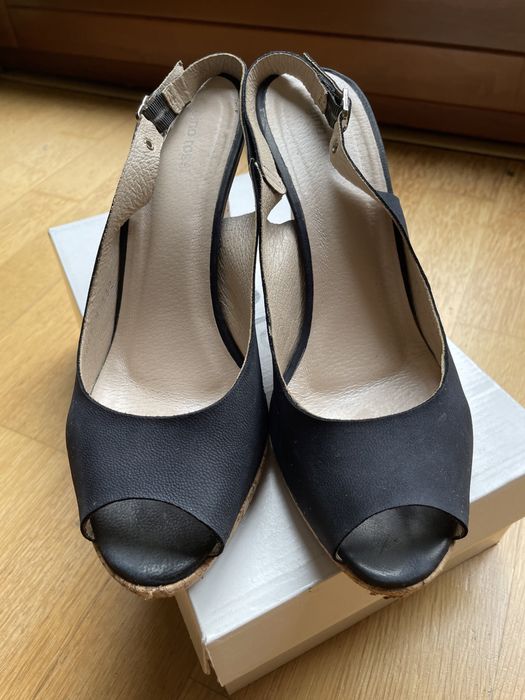 Sandały Aurora Gino Rossi, granatowe, na koturnie rozm.39