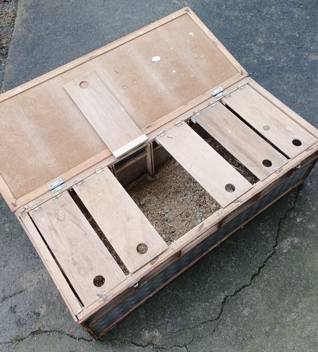 Gołębie pocztowe skrzynka do ich transportu - przedziałki