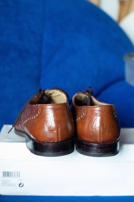 Sapatos clássicos com detalhe