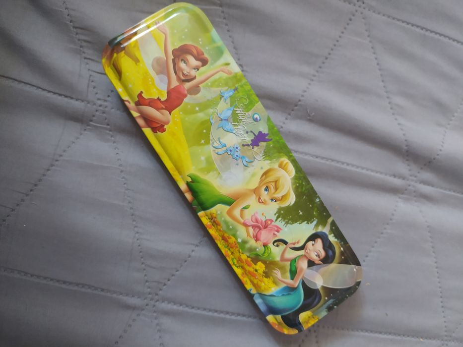 Metalowy piórnik z bierkami