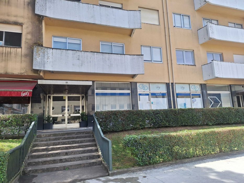 Loja com 480 m2  junto à Avenida da Boavista, Ramalde - Porto