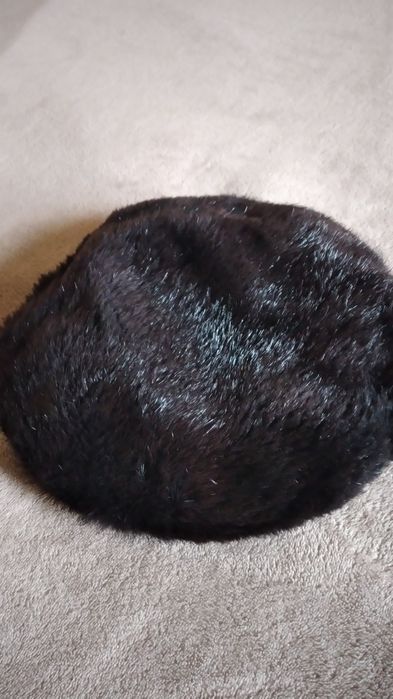 Берет з хутра. Колір чорний. Вживане.