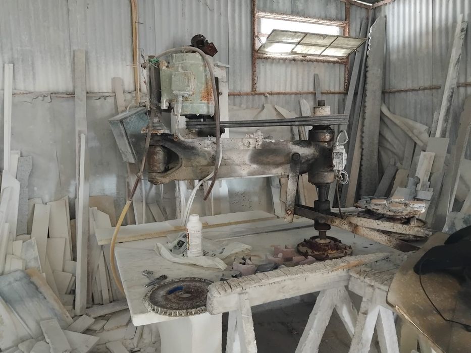 Máquina de cortar pedra e de polir