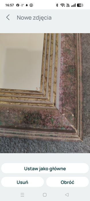 Kryształowe lustro w drewnianej ramie.