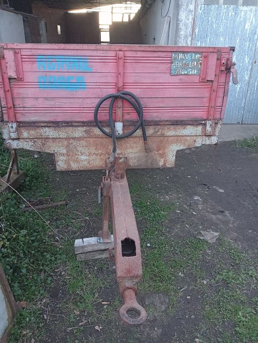 Reboque tribasculante com documentos