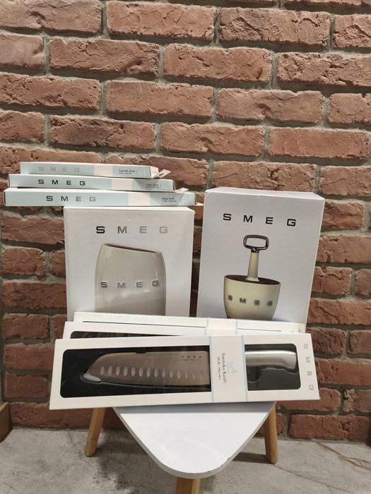Nowy zestaw SMEG noże beżowe  blok i stojak na sztućce beżowy SMEG