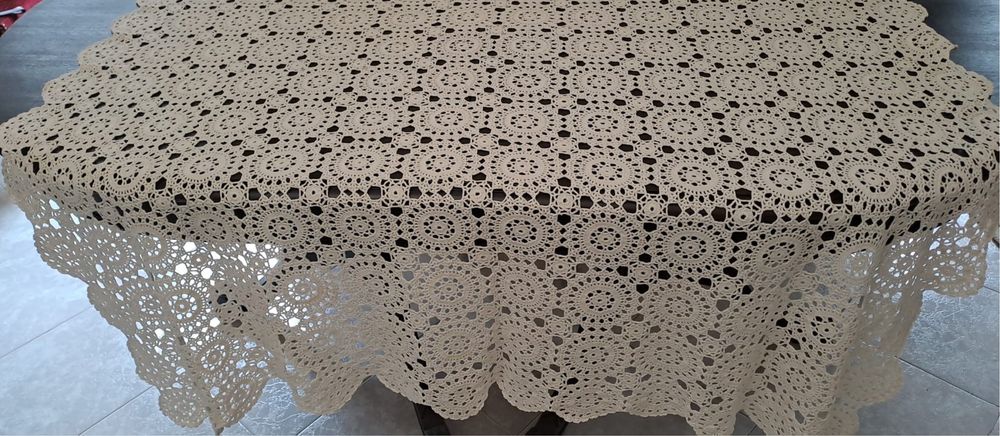 Toalha de mesa beje 125x125, nova feita à mão.