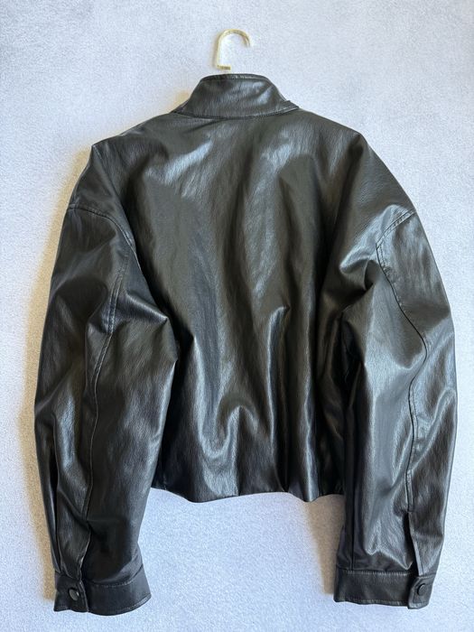 Вкорочена куртка бомбер з еко шкіри Zara