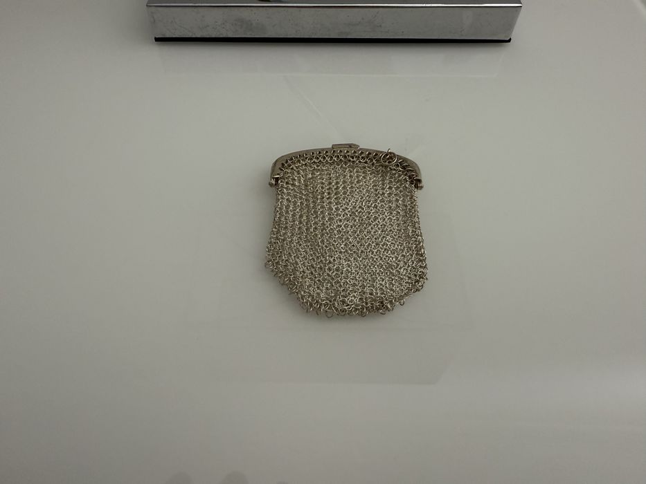 Porta moedas 2 dinheiros em prata com contraste.